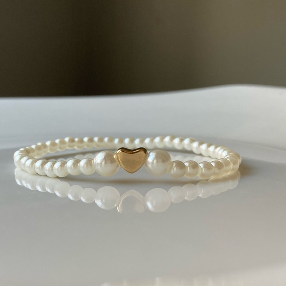 Delicate Minimalist Simple Design Pearl Bracelet with Heart Gold Accent - Picture 1 of 7